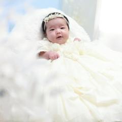 セレモニードレスを着た赤ちゃん