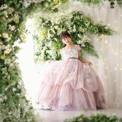 ピンクのお花のドレスを着たおんなのこ