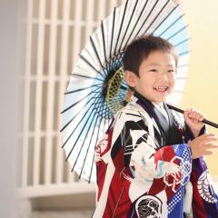 七五三の着物を着て傘を持つ男の子