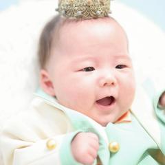 タキシードを着ている赤ちゃん