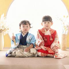 着物を着て二人で正座をしているきょうだい
