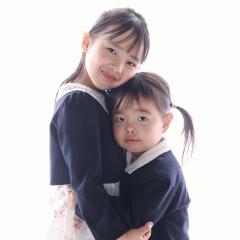 制服を着てハグをする姉妹