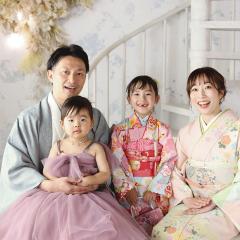 七五三の女の子と家族