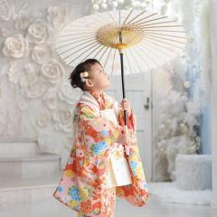 七五三の被布を着て傘を持つ女の子