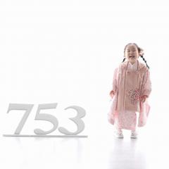 七五三の被布を着ている女の子