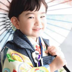 七五三の被布を着て傘をもつおとこのこ