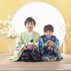 七五三の着物をきて正座をしているきょうだい