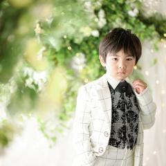 チェックのタキシードを着たおとこのこ