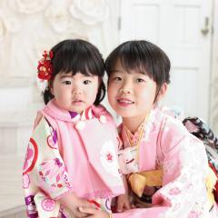 七五三の着物をきた姉妹