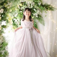 ピンクのドレスを着たおんなのこ