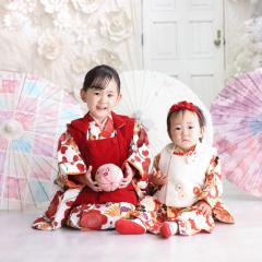 着物を着て座っている姉妹