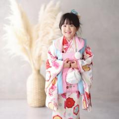 七五三の被布を着ているおんなのこ