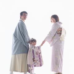 着物を着て振り返る家族