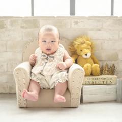 タキシードを着て椅子に座るあかちゃん