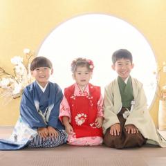 着物を着て正座するきょうだい