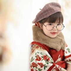 メガネと帽子とショールをつけているおんなのこ