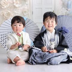 2人で並んで座っているきょうだい
