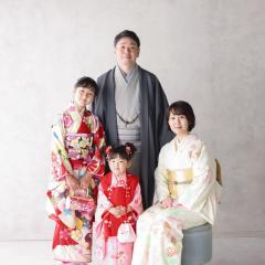 家族全員で着物を着て家族写真