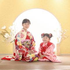 着物を着て正座をする姉妹