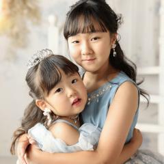 ドレスを着て抱き合う姉妹