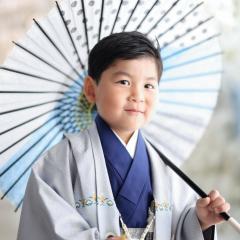 袴を着て傘を持つおとこのこ