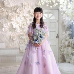 紫のドレスを着てブーケを持つおんなのこ
