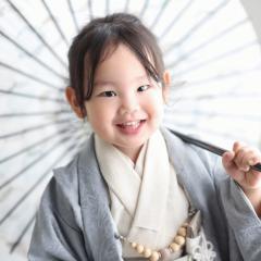 袴を着て傘を持つおとこのこ