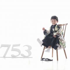 753の数字と袴を着て椅子に座っているおとこのこ