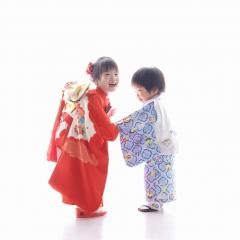 着物を着て手をつなぐきょうだい
