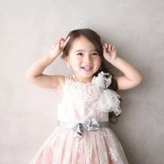 ピンクのドレスを着てティアラをつけたおんなのこ