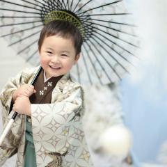 七五三で袴を着て傘を持つ男の子