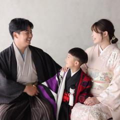 七五三で家族で着物を着て家族写真