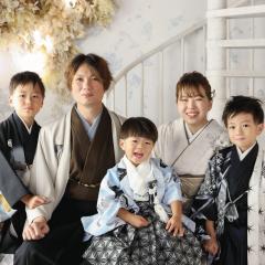 家族みんなで着物を着て記念撮影