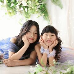 ドレスを着て並んでいる姉妹