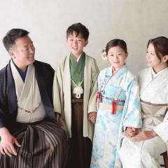 家族で着物を着て家族写真