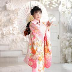 七五三で着物を着て傘を持っているおんなのこ