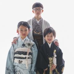 きょうだいで着物を着て集合写真