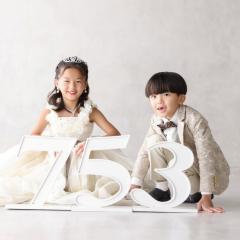 ドレスとタキシードをきているきょうだい