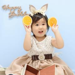 ドレスを着てオレンジをもつおんなのこ