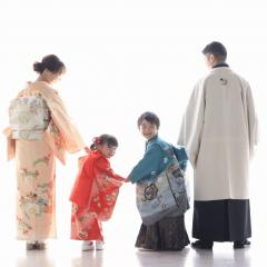 家族で着物を着て手をつないでいる