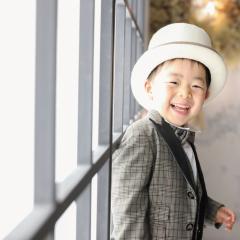 タキシードをきて帽子をかぶっているおとこのこ