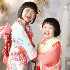 着物を着て両手をつなぐ姉妹