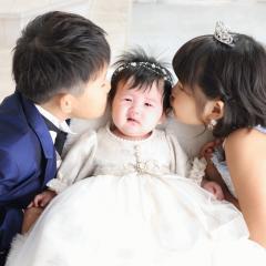 赤ちゃんにキスをするきょうだい