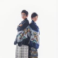 着物を着て背中を合わせるきょうだい