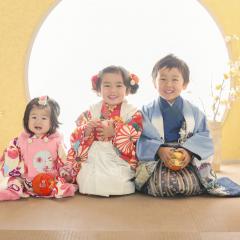 着物を着て正座をするきょうだい