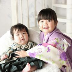 着物を着て寄り添うあかちゃんとおねえちゃん