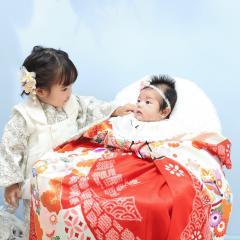 着物をきて見つめ合うあかちゃんとおねえちゃん