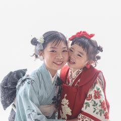 着物を着てほっぺをくっつける姉妹