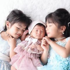 みんなでドレスをきて寝ころぶ姉妹