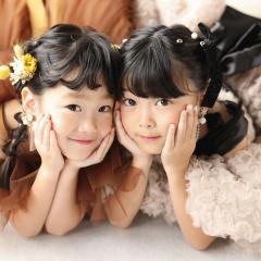 ドレスを着てうつぶせる姉妹